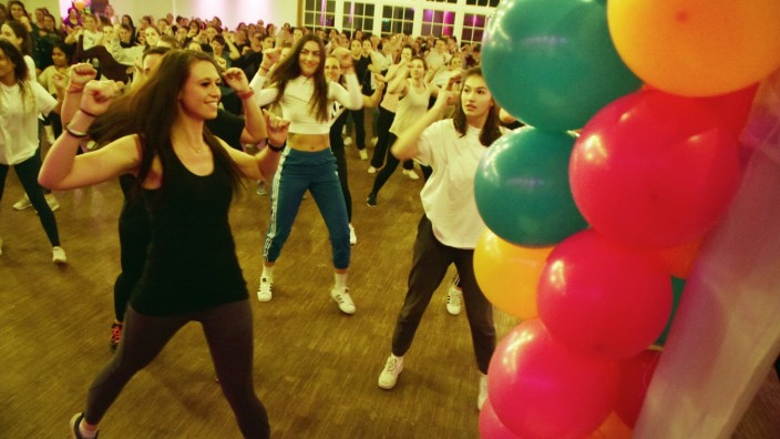 Fürstenfeldbruck: Spaß an Bewegung zur Musik haben die 150 Frauen bei der Fitnes-Nacht.