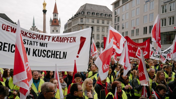 Streik im öffentlichen Dienst: Mit Reichen kuscheln wollen die Streikenden auf dem Marienplatz nicht.
