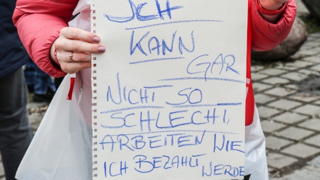 Streik am Dachauer Klinikum: Auf dem Plakat dieser Streikenden steht: "Ich kann gar nicht so schlecht arbeiten, wie ich bezahlt werde."