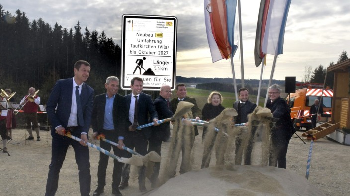 Spatenstich bei Emling: Spatenstich für die Ortsumfahrung der Bundesstaße 388 in Taufkirchen: Die Kosten des Projekts werden auf 52 Millionen Euro veranschlagt.