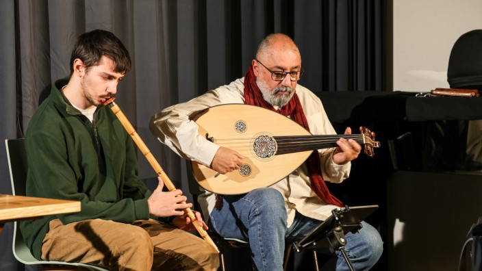 Kulturschranne Dachau: Mehmet Yeşilçay spielt Stücke auf der Oud, auf der Ney begleitet ihn Abdullah Yeşilçay (links).