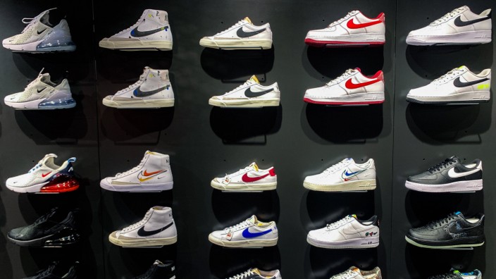 Sportartikel: Nike-Schuhe in einem Regal: Die Geschäfte laufen gerade nicht so gut.