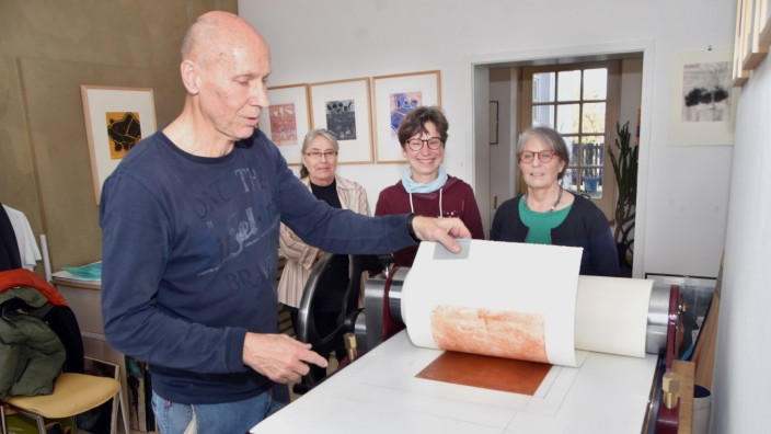 Kultur: Gerhard Baumgärtner führt in der Olchinger Kulturwerkstatt vor, wie eine Tiefdruckpresse funktioniert.