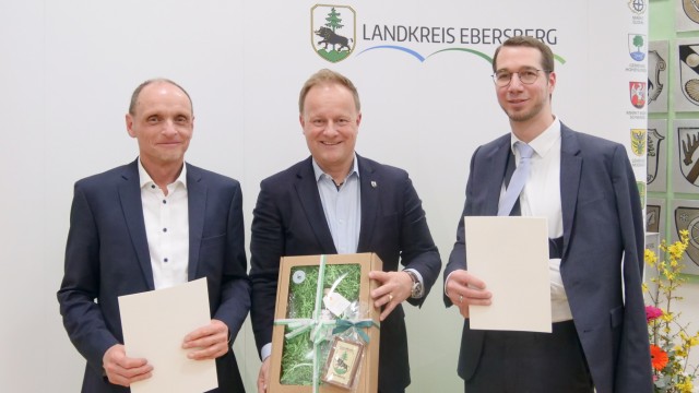 Feierstunde im Ebersberger Landratsamt: Kommunale Dankurkunden bekamen Stefan Ruoff (links) und Tobias Scheller (rechts) überreicht.
