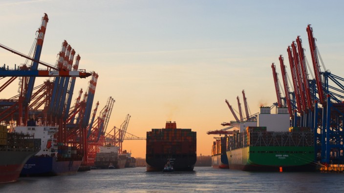 Hamburg: Das Containerschiff Al Jmeliyah in Hamburg. Wegen des Streiks ist der Hafen für große Schiffe gesperrt.