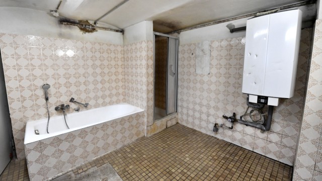 Soziales: Das Badezimmer im Keller müssen sich alle Bewohner teilen. Weil es Tag und Nacht zugänglich ist, wird es regelmäßig als öffentliche Toilette von Eindringlingen benutzt.