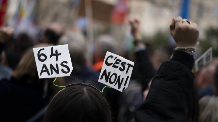 Frankreich: Eine volle Rente bekommt nur, wer auch lange genug in die Rentenkasse eingezahlt hat - und das künftig frühestens mit 64 Jahren. Protest gegen die Reform in Marseille.