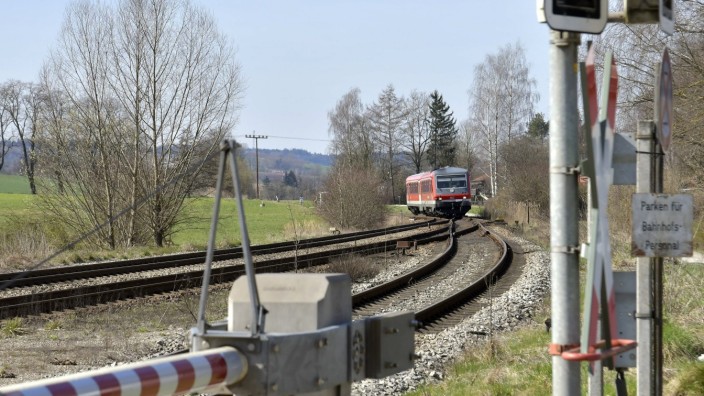Bahnstrecke ABS 38: Ein Zug aus München fährt in Dorfen ein. Ein Diesel-Triebwagen auf einer weitgehend eingleisigen Strecke.