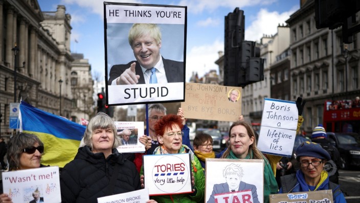 Großbritannien: "Er denkt, du bist blöd", steht auf einem Plakat der Demonstranten, die am Mittwoch in London gegen Boris Johnson demonstrierten und ihm wohl eher nicht glauben.