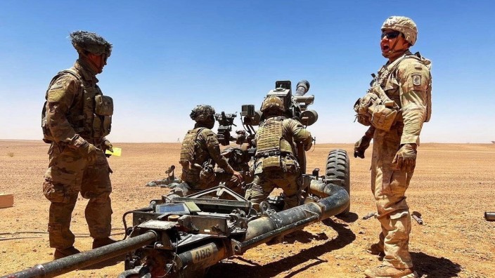 Marokko: Marokkanische Fallschirmjäger nehmen 2022 an dem jährlichen Manöver "Afrikanischer Löwe" in Kooperation mit US-Streitkräften teil.
