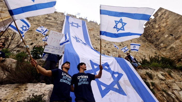 Israel: Demonstranten drapieren die israelische Nationalflagge an die Mauern der Jerusalemer Altstadt - ein Protest gegen die umstrittene Justizreform Netanjahus.