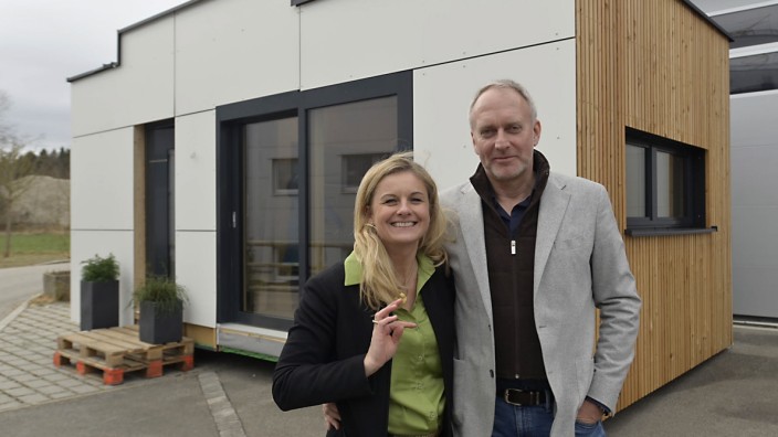 Sauerlach: Das erste Tiny House ist ausgeliefert: Petra und Thorsten Hörner vor dem Modell "Living 7000 Plus".