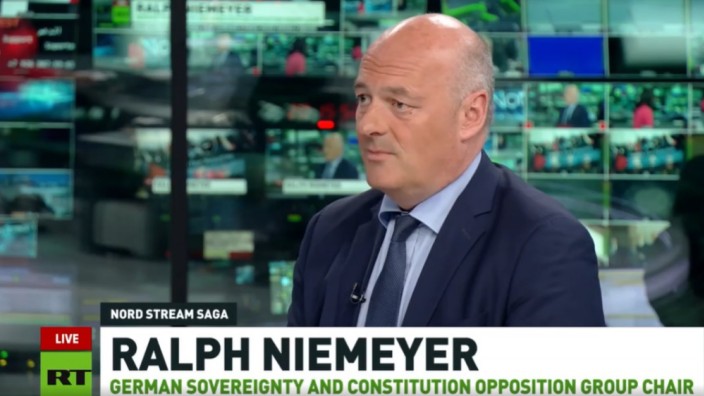Durchsuchung: Am Tag der Razzia trat Ralph T. Niemeyer am Abend live im russischen Propagandamedium Russia Today auf.