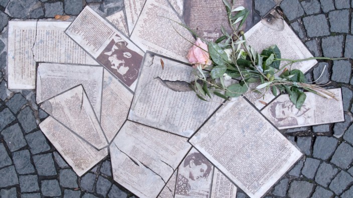 Das Politische Buch: Erinnerung an eine Tat vor 80 Jahren: Vor dem Eingang zum Hauptgebäude der Ludwig-Maximilians-Universität (LMU) am Geschwister-Scholl-Platz sind die Flugblätter der Widerstandsgruppe "Weiße Rose" als Denkmal in den Boden eingelassen.