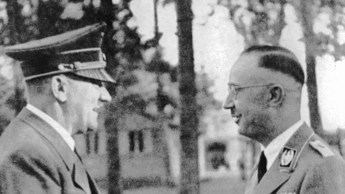 Das Politische Buch: Zwei Männer in mörderischer Mission: Adolf Hitler mit dem Reichsführer SS Heinrich Himmler im Oktober 1943 im Hauptquartier "Wolfsschanze" bei Rastenburg in Ostpreußen.