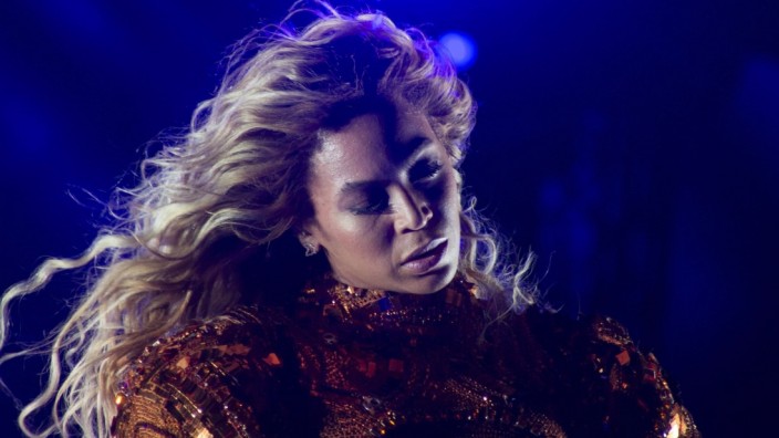 Premiumisierung der Popkultur: "Beyoncé, ich will ein Laminat von dir." Wer das Premiumticket "Pure/Honey on Stage Risers Front Row Experience" kauft, sitzt in der ersten Reihe, hat eine eigene Bar, und darf das "offizielle Renaissance World Tour-VIP-Laminat" berühren.