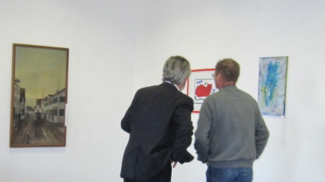 Auktion in Schondorf: Die Besucher haben eine Stunde vor Beginn der Auktion Zeit, die Kunstwerke zu begutachten.