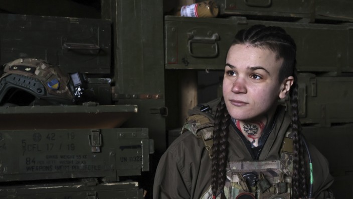 Krisenpolitik: Ukrainische Soldatin in einem Unterstand in der Nähe von Bachmut: Russland führt einen Abnutzungskrieg im Nachbarland.