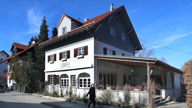 Gastronomie in Utting: Bis Ende der sechziger Jahre betrieb Lotte Kern in dem Gebäude in der Bahnhofstraße 9 in Utting eine Gemischtwarenhandlung.