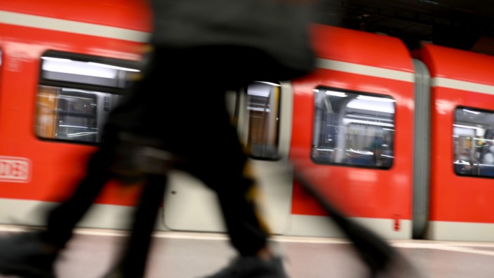 Attacke am Marienplatz: Der Mann konnte eigenständig unter dem Zug hervorkriechen.