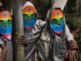 Schwule und Lesben, die anonym bleiben wollen, demonstrieren in Uganda gegen die Verfolgung queerer Menschen (Archivbild).