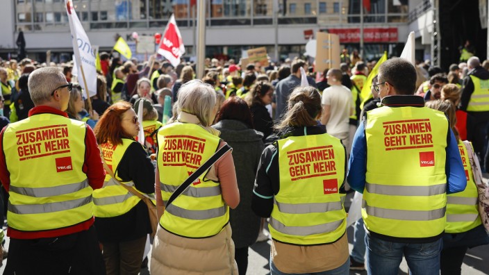 Tarifstreit: Am Mittwoch demonstrierten bereits Tausende Gewerkschaftsmitglieder in Nürnberg. Auch in der nächsten Woche wird der Arbeitskampf weitergehen.