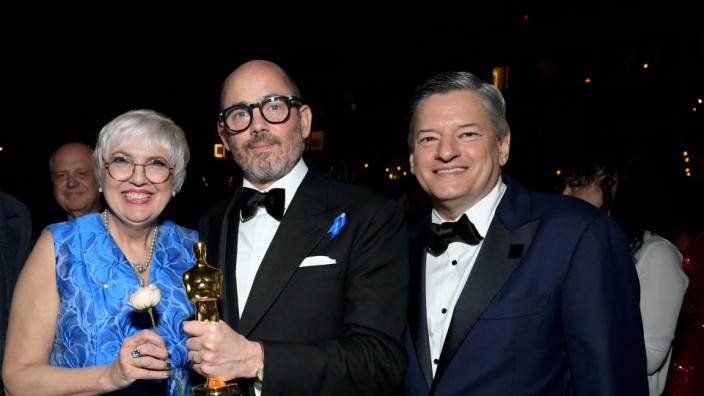Feiern mit Netflix beim Oscar: Get the party started: Claudia Roth mit Edward Berger und Netflix-Boss Ted Sarandos nach der Oscarverleihung.