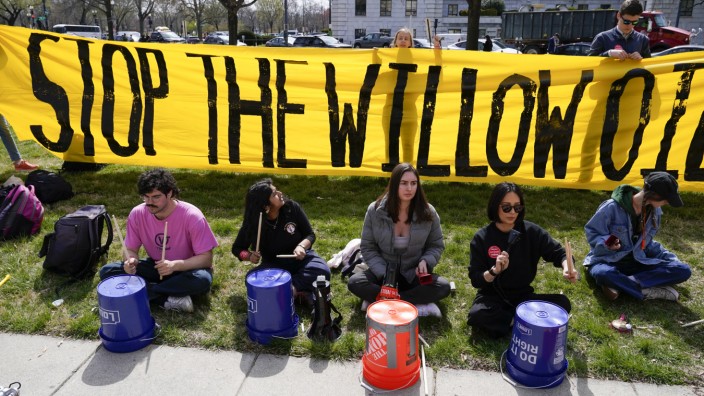 Klimapolitik: Demonstranten in Washington trommeln gegen die Ölbohrungen am Arktischen Ozean.