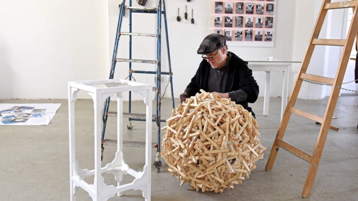 Kultur: "Die Kugel und ihr Hocker" heißt die Installation von Friedo Niepmann, in der aus zerbrochenen Holzstücken etwas Neues entsteht.