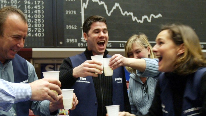 Börse: Champagner in Plastikbechern: So feierten die Börsianer 2003 Silvester.