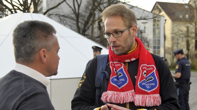 Unterhachinger Stadion: "Hinterher ist man immer schlauer": SpVgg-Präsident Manfred Schwabl (links) und sein Vize Daniel Eymer im Gespräch.