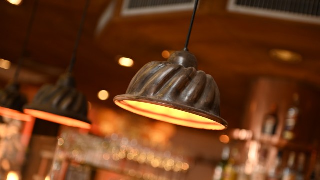 Café Guglhupf: Sogar die Lampenschirme über dem Tresen sind in Guglhupf-Form gestaltet.