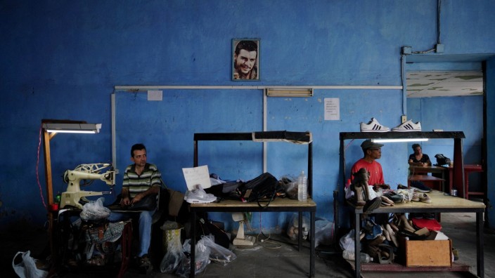 Kuba: Der sozialistische Inselstaat steck in einer schweren Krise: Schuhwerkstatt in Santa Clara, geschmückt mit dem Bild des Revolutionshelden Che Guevara.