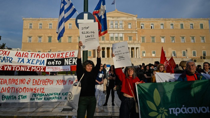 Vor dem griechischen Parlament protestieren Menschen gegen die Pläne der Regierung, die öffentliche Wasserversorgung zu privatisieren.
