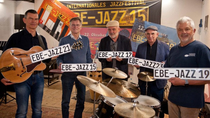 Sonderkonzerte zum Jubiläum: Die Gesichter des Jazz in Grafing und Ebersberg: Bernhard Ladstetter, Michael Liese, Josef Ametsbichler, Joachim Jann und Frank Haschler (von links).
