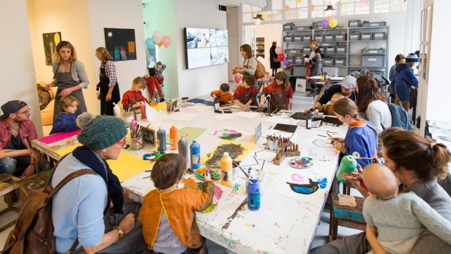 München: Experimentierfreude mit verschiedensten Gestaltungstechniken können Kinder ab zwei Jahren - in Begleitung - im Kinderkunsthaus ausleben.