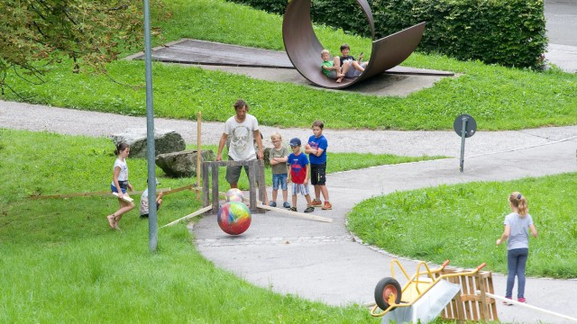 München: Eine Riesen-Kugel lässt sich in dem dafür perfekt geeigneten Park des Franz Marc Museums schieben