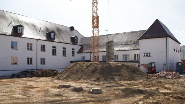 Schulen in Moosburg: An der Anton-Vitzthum-Grundschule haben Anfang März die Arbeiten für den Anbau begonnen, den man wegen der Einführung der Ganztagsschule benötigt.