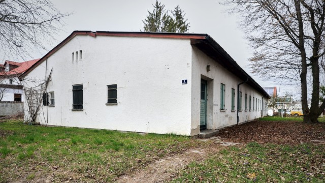 Schulen in Moosburg: Die Stalag-Wachbaracke Nummer 1 würde Bürgermeister Josef Dollinger gerne opfern, um die Fläche für die Schulerweiterung zu nutzen.