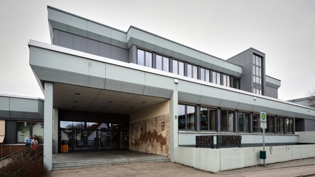 Schulen in Moosburg: Am Karl-Ritter-von-Frisch-Gymnasium sei wohl die größte Steigerung der Schülerzahl zu erwarten, sagt Schulreferent Martin Pschorr.