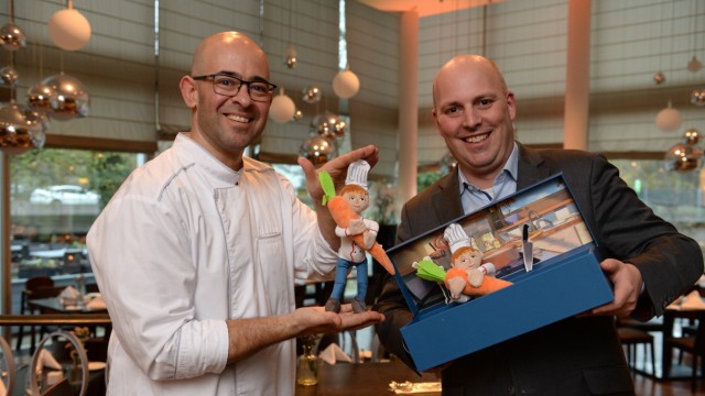 Gastronomie: Koch Nikola Kadmos (links) und Johannes Bannasch vom Hilton präsentieren "Le Petit Chef".
