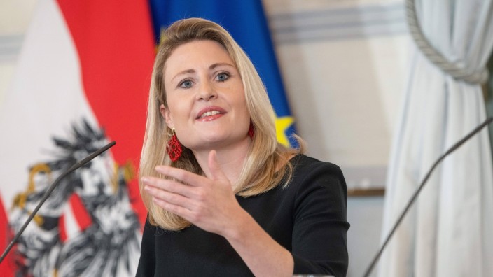 Österreich: Medienministerin Susanne Raab (ÖVP) will einen effizienten ORF, aber weiterhin Parteieneinfluss.