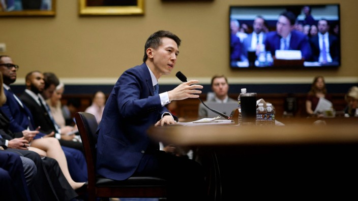 Tiktok unter Verdacht: Tiktok-Chef Shou Zi Chew verteidigt das Unternehmen vor dem Handelsausschuss des Repräsentantenhauses in Washington.