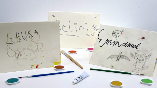 Kultur: Für die Ausstellung haben die jungen Künstler auch kleine Namensschilder gestaltet.