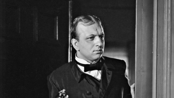 Künstliche Intelligenz: Was Werner Finck in "Sherlock Holmes - Die graue Dame" (1937) erledigt, macht künftig die KI.