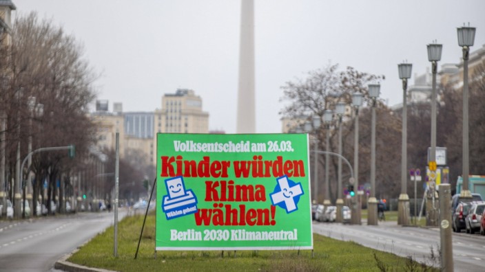 Volksentscheid: Stadtgespräch: Plakat für den Volksentscheid am Sonntag in Berlin.
