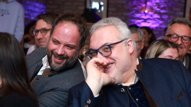Weihenstephaner Starkbierfest: Freisings OB Tobias Eschenbacher und der CSU-Bundestagsabgeordnete Erich Irlstorfer amüsierten sich köstlich.