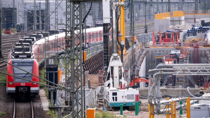 Bayerns größtes Bauvorhaben: Ein Zug der S-Bahn München fährt an der Baustelle der zweiten S-Bahn-Stammstrecke entlang.
