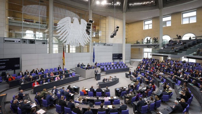 Wahlrechtsreform: Die Ampelkoalition hat beschlossen, den Bundestag zu verkleinern - von derzeit 736 auf 630 Sitze.