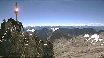 Bergtour: Am Gipfel heißt es Anstehen. Wer einsame Weiten sucht ist auf der Zugspitze fehl am Platz.